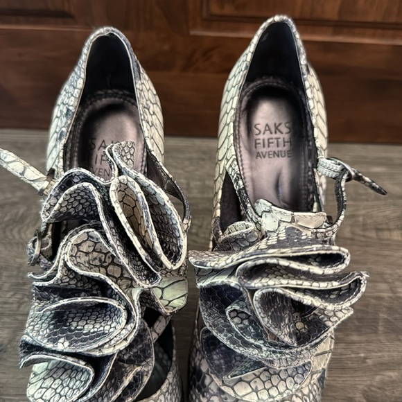 Saks Fifth Avenue Ruffled Snake Print Heels, leather 8.5, open toe, 4.5” heel - Picture 4 of 8